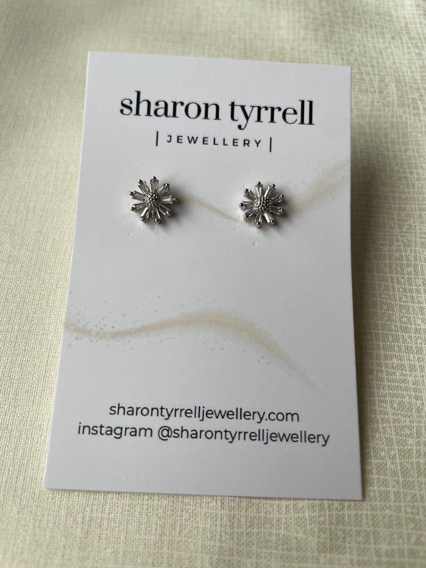 “Nóinín” daisy earrings