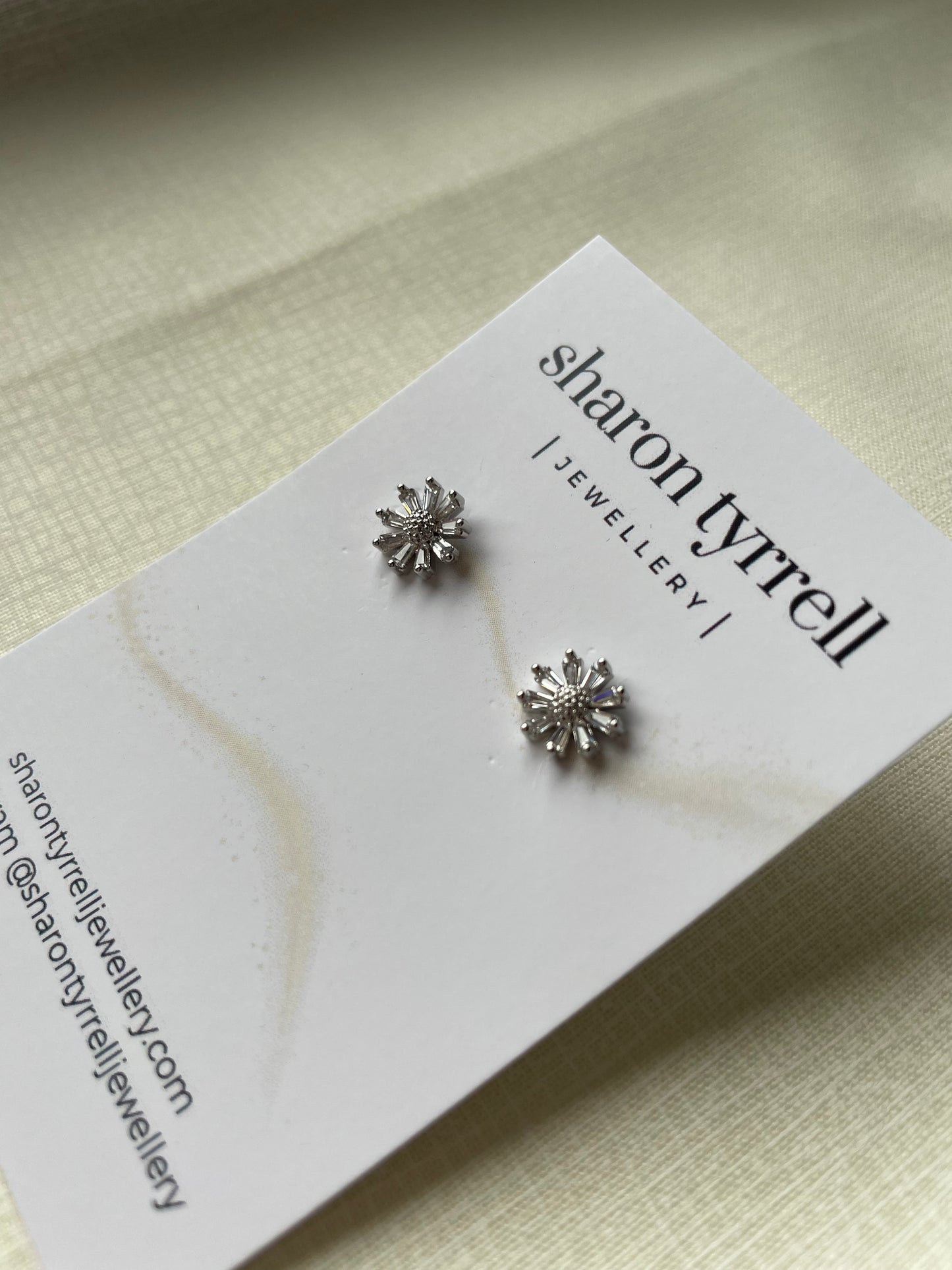 “Nóinín” daisy earrings
