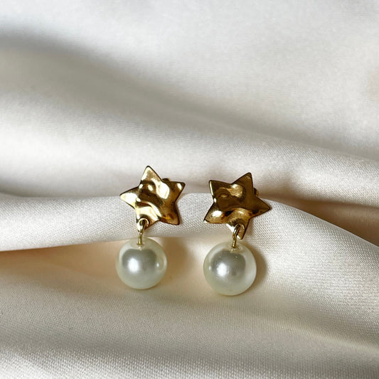 "Reiltín" Gold star and pearl earrings