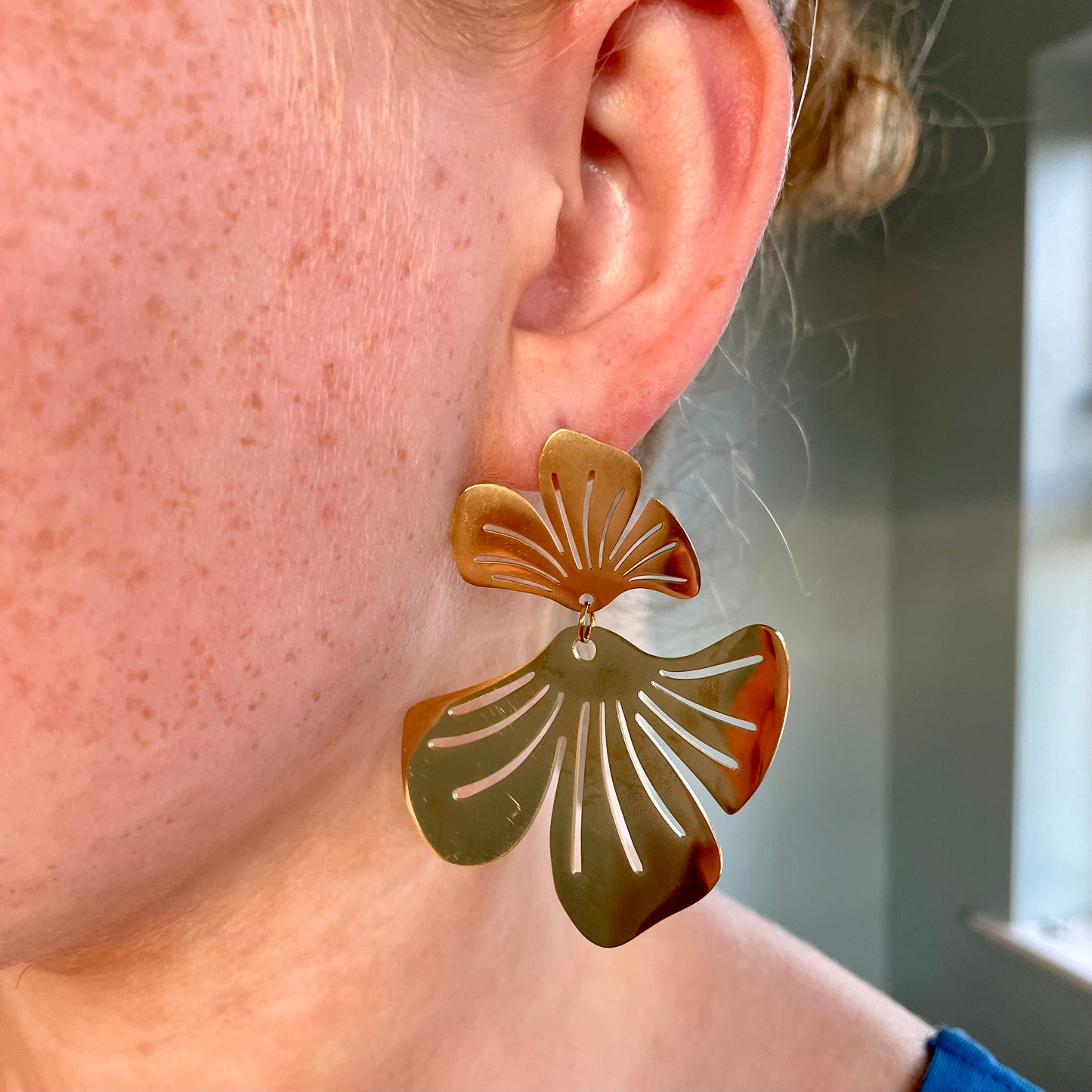 "Áine" Gold Metal Flower Earrings