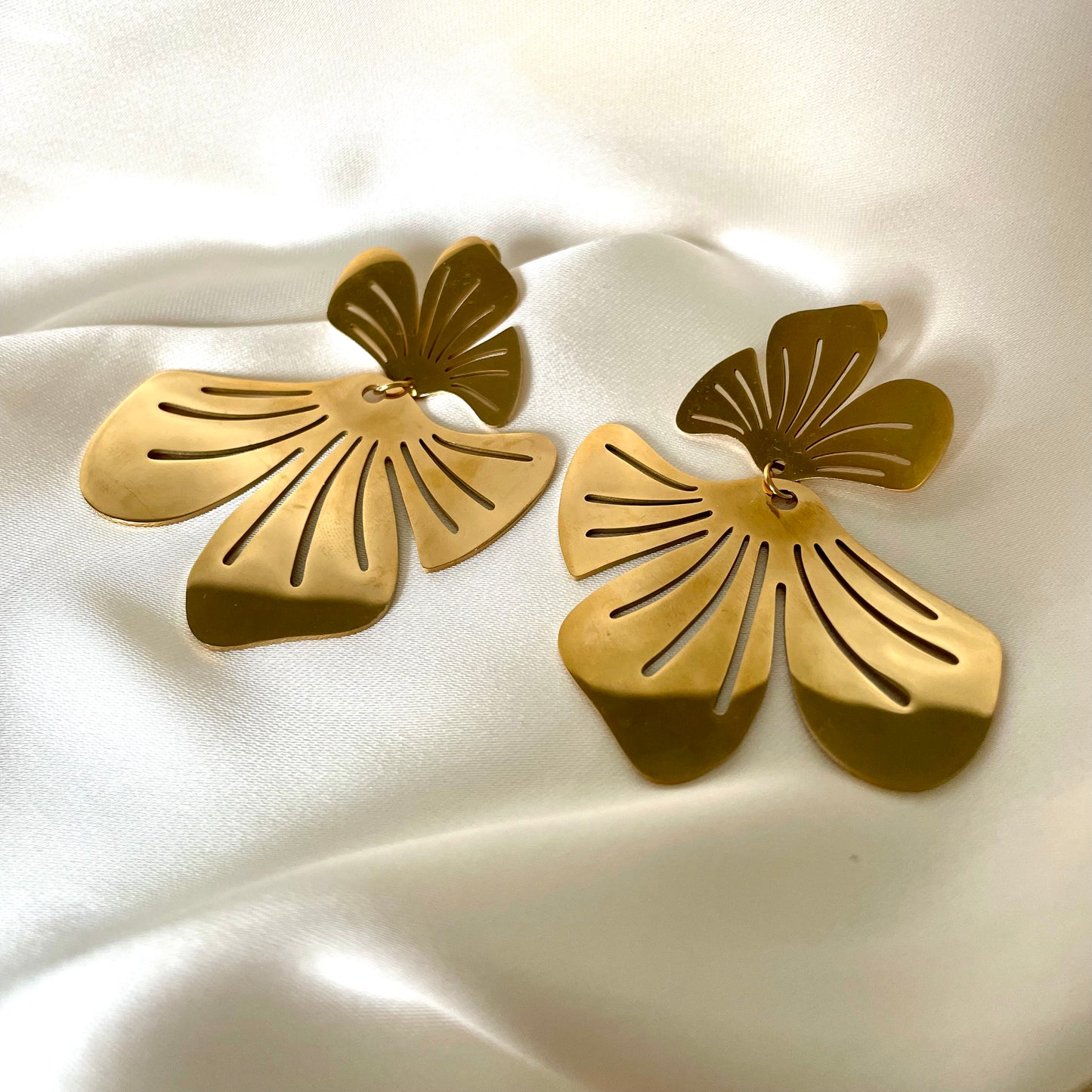 "Áine" Gold Metal Flower Earrings