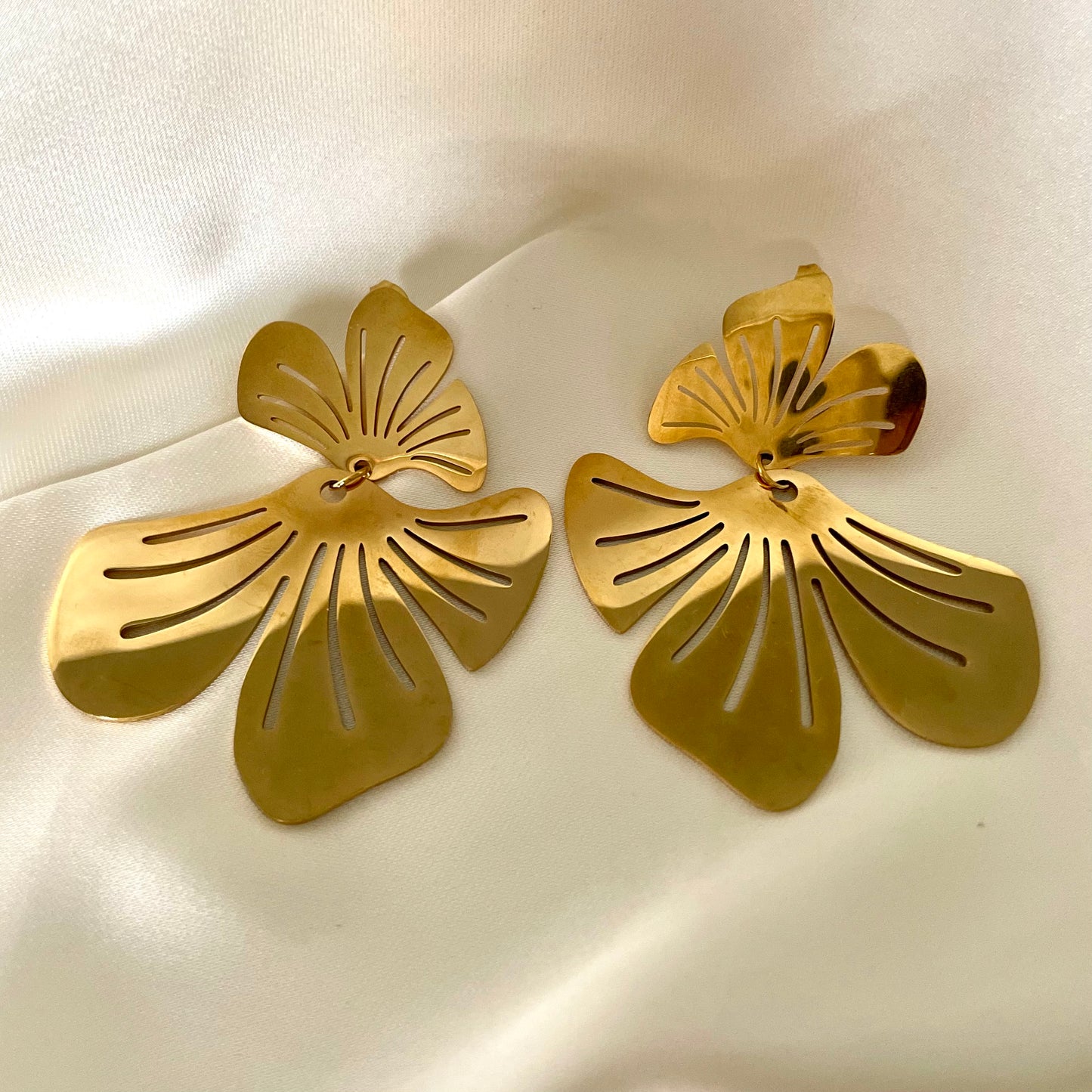 "Áine" Gold Metal Flower Earrings